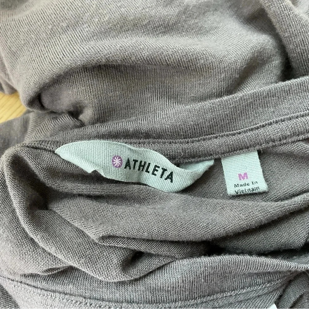 Athleta Threadlight Relaxed Asymmetrical Top Size Medium - Picture 5 of 6